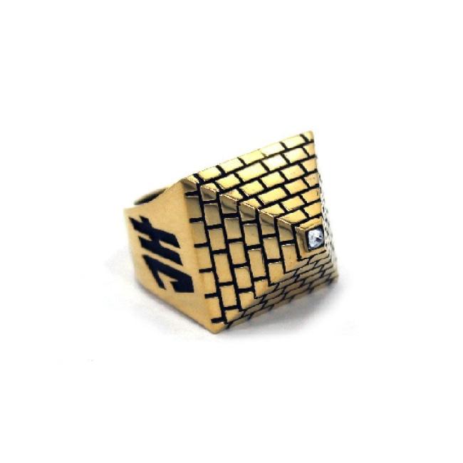 right side of the Big Pyramid Ring in gold from the han cholo precious metal collection