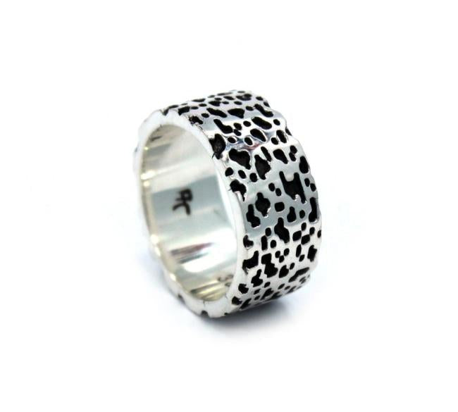 angle of the Leopard Ring in silver from the han cholo precious metal collection