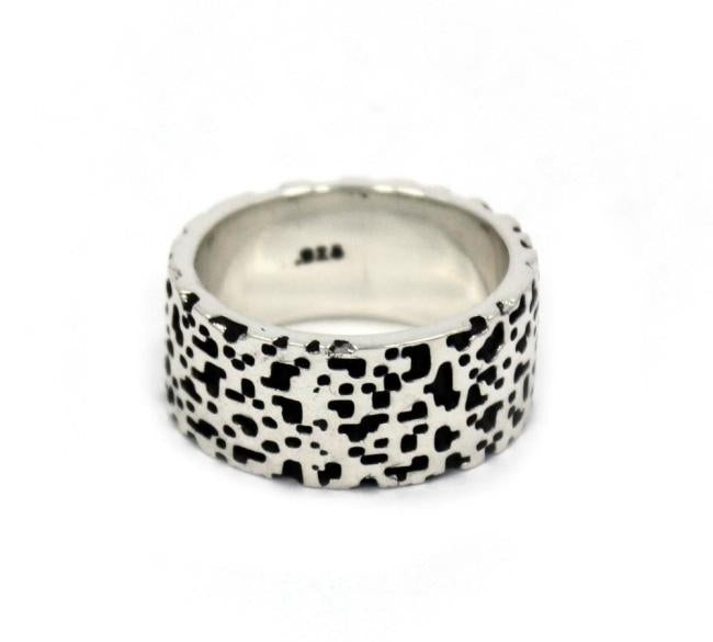 side of the Leopard Ring in silver from the han cholo precious metal collection
