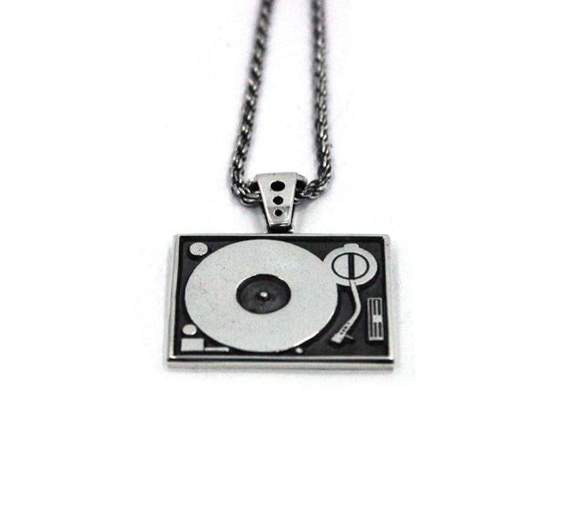 front of the Turntable Pendant in silver from the han cholo music collection