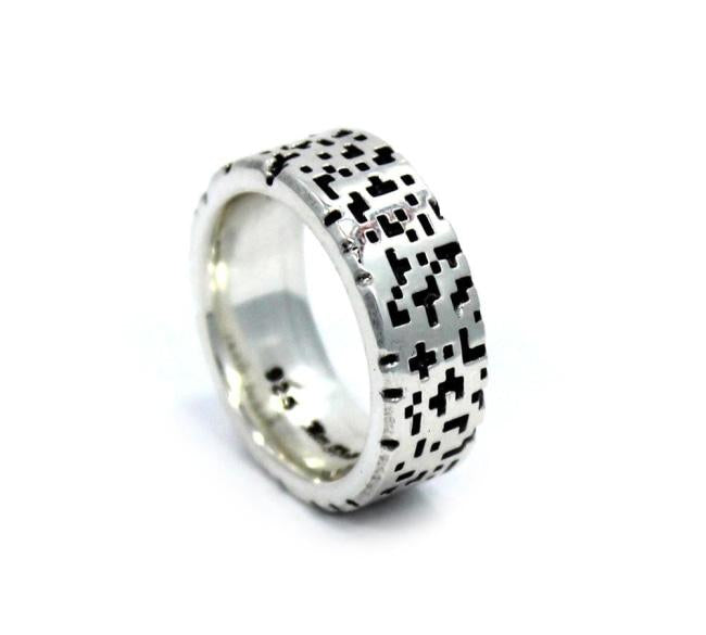 angle of the Baby Leopard Ring in silver from the han cholo precious metal collection