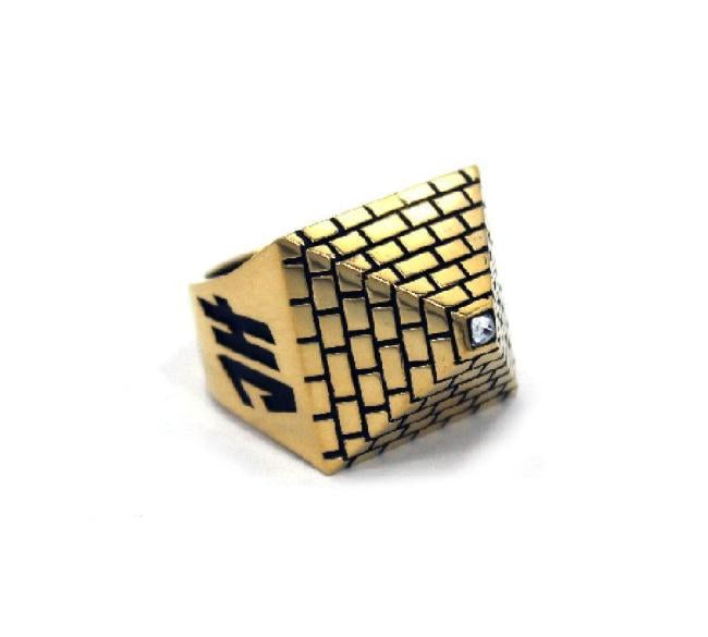 right side of the Big Pyramid Ring in gold from the han cholo precious metal collection