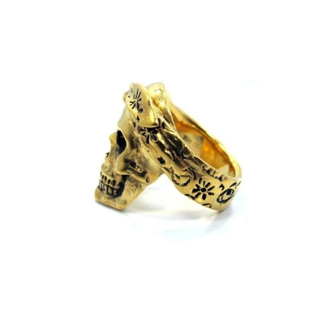 side of the Cali Love Ring in gold from the han cholo music collection