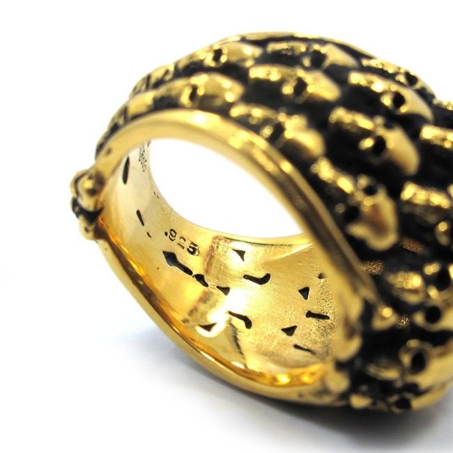 inner detail of the Dead Ringer Ring in gold from the han cholo skulls collection