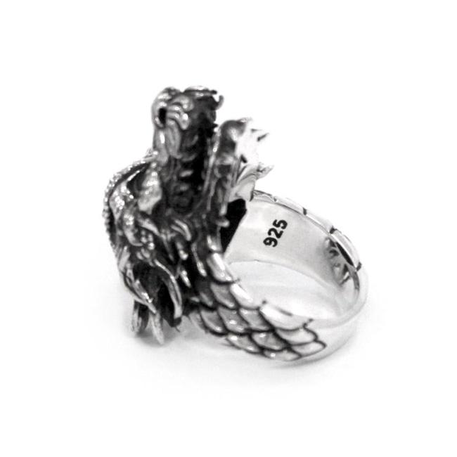 inner angle of the Dragon Ring in silver from the han cholo fantasy collection