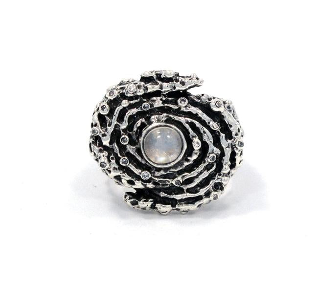 front of the Galaxy Ring in silver from the han cholo alien collection