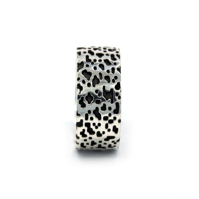 straight view of the Leopard Ring in silver from the han cholo precious metal collection