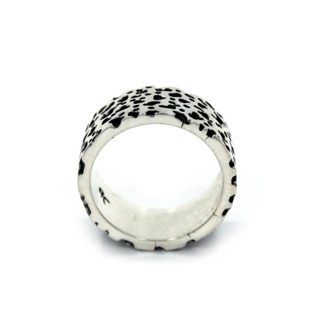 profile view of the Leopard Ring in silver from the han cholo precious metal collection
