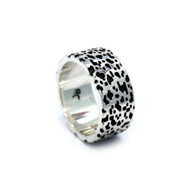 angle of the Leopard Ring in silver from the han cholo precious metal collection