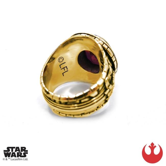 inner detail of the Rebel Class Ring in gold from the han cholo star wars collection