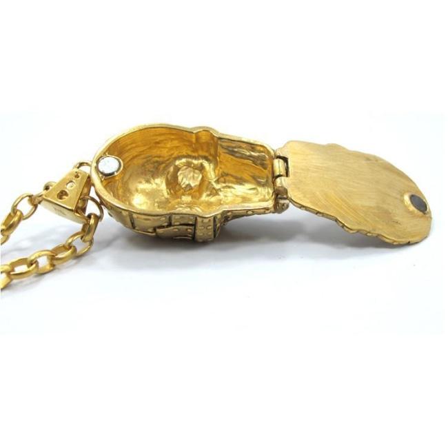 inner detail of the Rivet Skull Pendant in gold from han cholo skulls collection