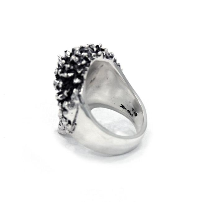 inner detail of the Sid Skull Ring in silver from the han cholo skulls collection