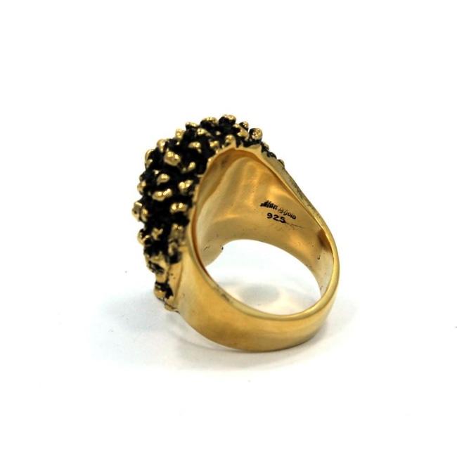 inner detail of the Sid Skull Ring in gold from the han cholo skulls collection