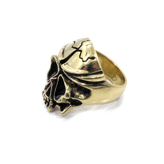 left side of the Skull Ring in gold from the han cholo fantasy collection