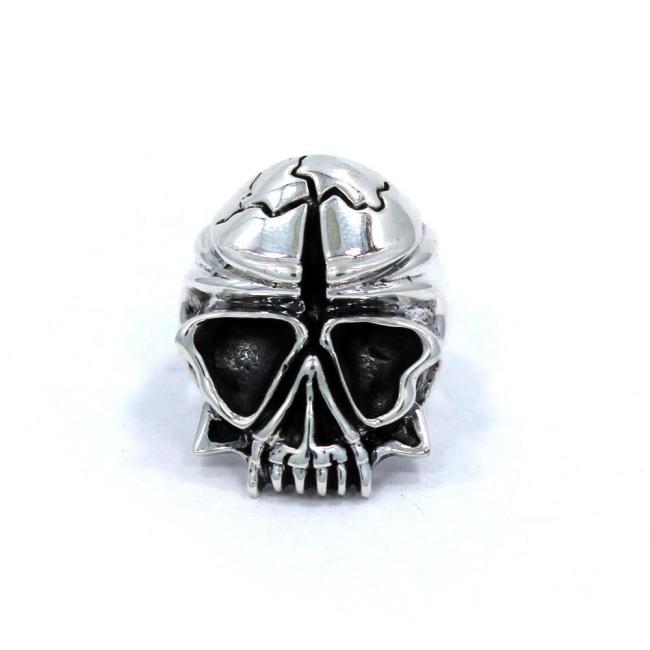 front of the Skull Ring in silver from the han cholo fantasy collection