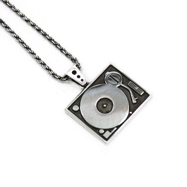 angle of the Turntable Pendant in silver from the han cholo music collection