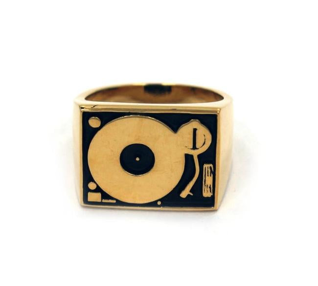 front of the Turntable Ring in gold from the han cholo jewelry collection