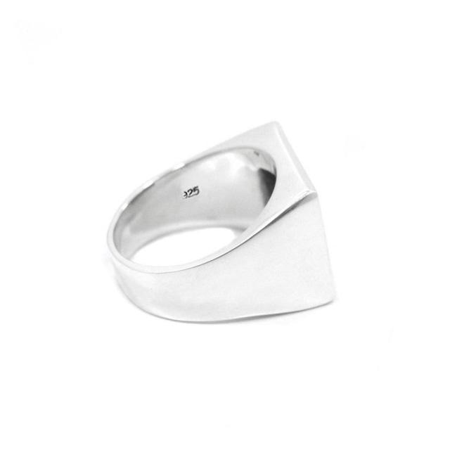 inner detail of the Turntable Ring in silver from the han cholo jewelry collection