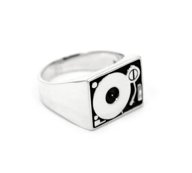 side of the Turntable Ring in silver from the han cholo jewelry collection