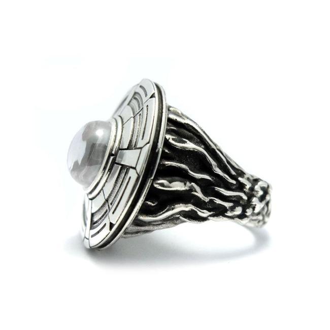 profile of the Ufo Ring in silver from the han cholo alien collection