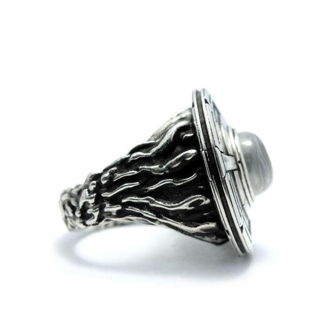 left profile of the Ufo Ring in silver from the han cholo alien collection