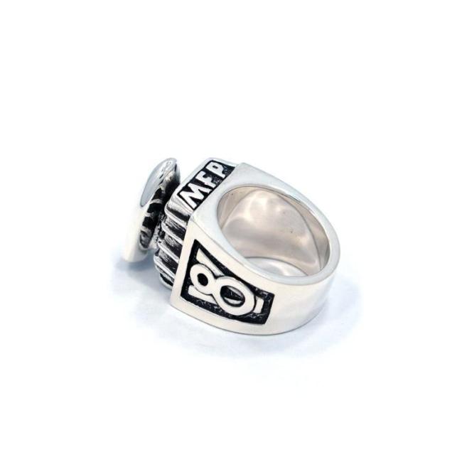 right angle of the V8 Ring in silver from the han cholo cruising collection