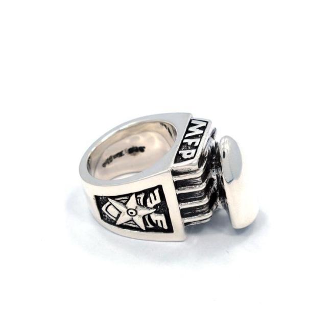 inner detail of the V8 Ring in silver from the han cholo cruising collection